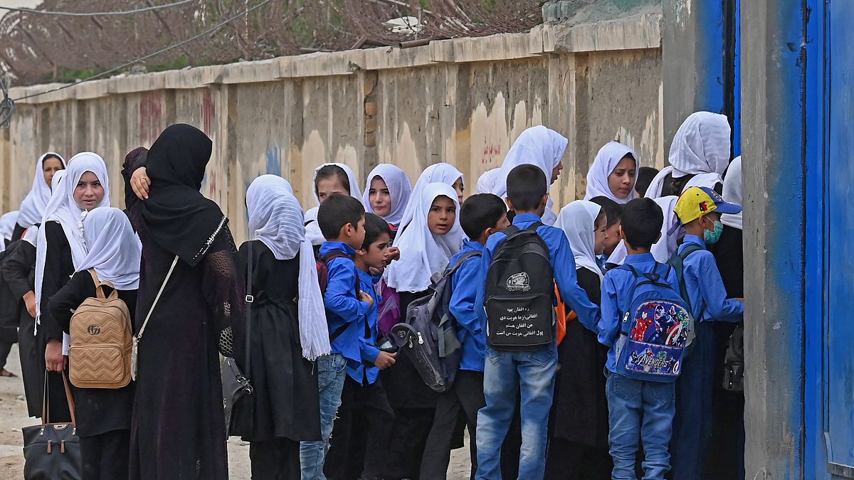 Vuelven a abrir las escuelas de Kabul