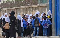 شاهد: عودة الفتيات إلى مدارس كابول وسط مخاوف بشأن حكم طالبان