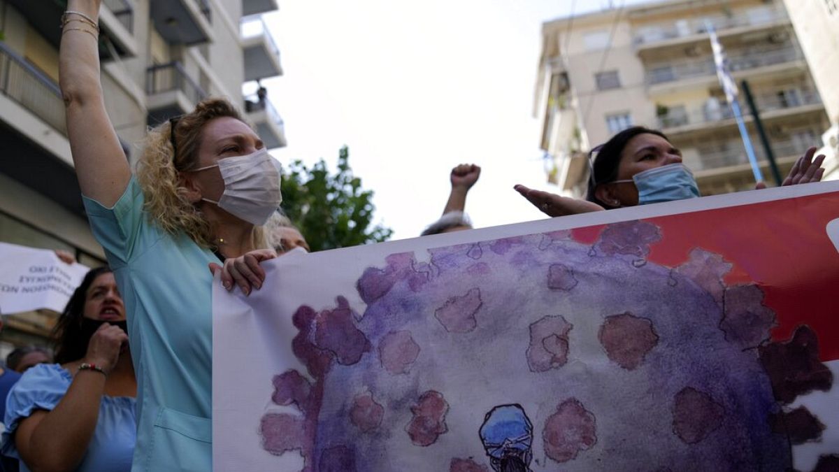 Yunanistan'da hükümetin Covid-19'a karşı aşılamayı tüm sağlık çalışanları için zorunlu hale getirme kararı protesto edildi. 26 Ağustos 2021
