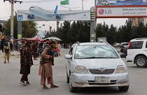 Iszlamista tálib fegyveresek őrködnek a kabuli Hamid Karzai Nemzetközi Repülőtér előtt