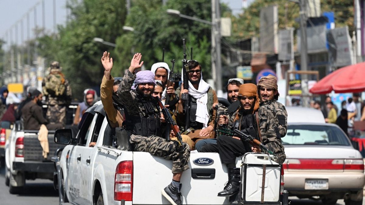 Taliban üyeleri Kabil'de devriye gezerken