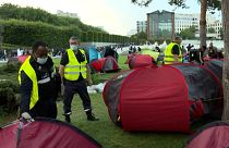 تصاویری از تخلیه پناهجویان افغان و آفریقایی از چادرهایشان در پاریس