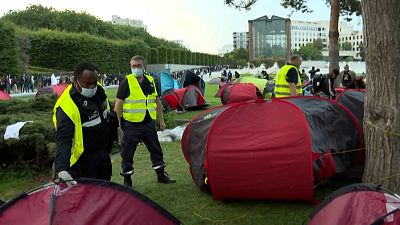 شاهد: إخلاء مخيّم مهاجرين أمام مقر الإدارة المحلية لمنطقة إيل دو فرانس