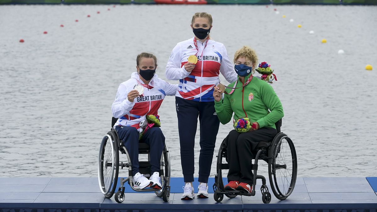 A győztes brit Charlotte Henshaw és honfitársa, a második helyezett Emma Wiggs, valamint a bronzérmes Varga Katalin