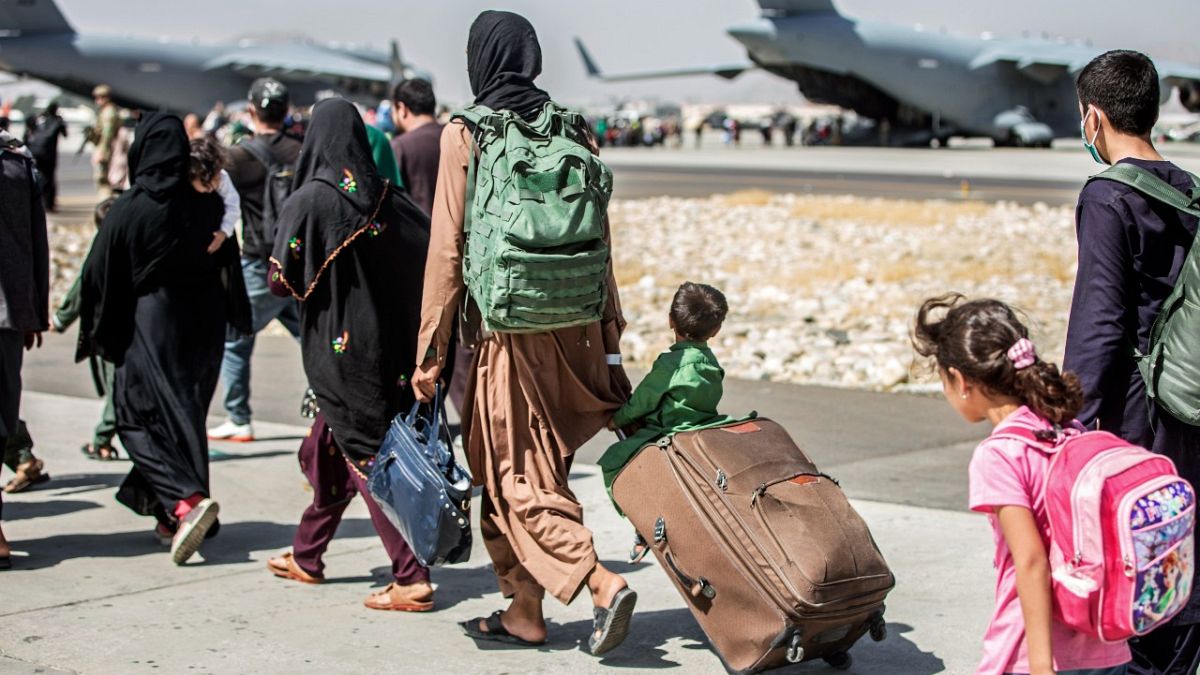 لاجئون أفغان في مطار كابول أثناء عمليات الإجلاء، 24 أغسطس 2021