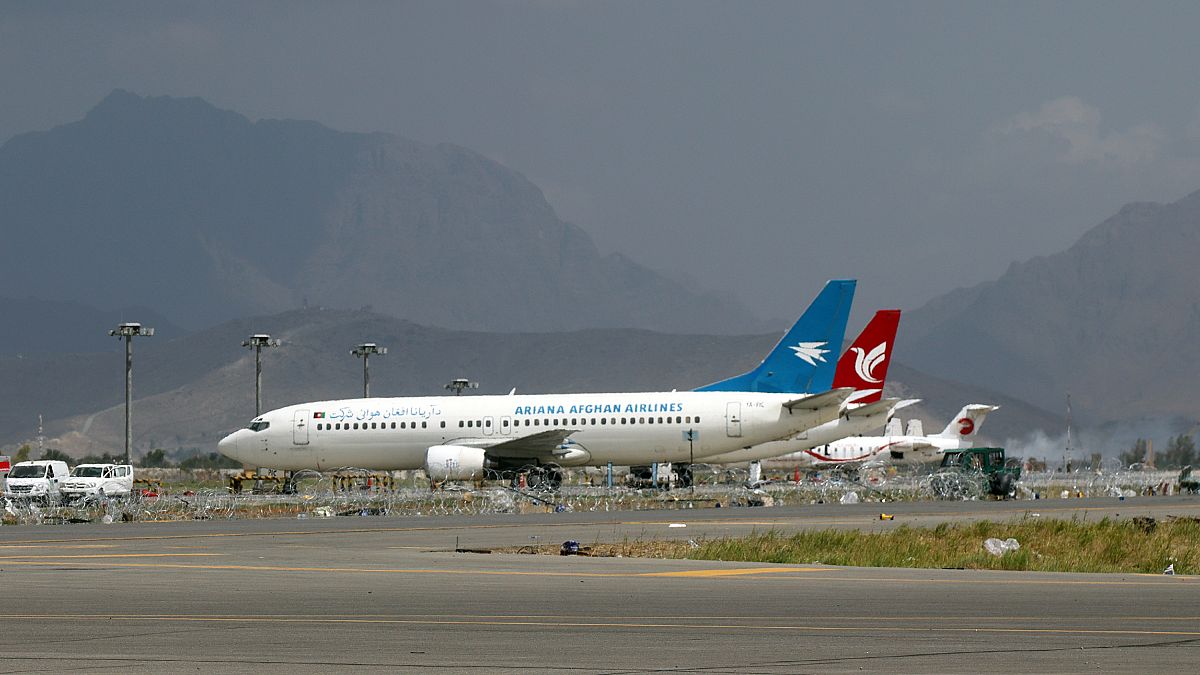 ARCHIVO- En esta foto del 31 de agosto de 2021, aviones aparcados en la pista del aeropuerto internacional Hamid Karzai tras la retirada del ejército estadounidense, en Kabul.