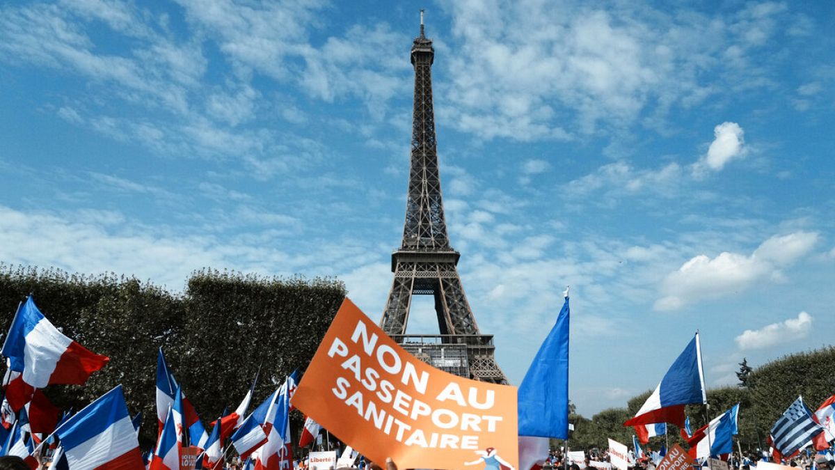 Franceses manifestam-se contra os passes Covid