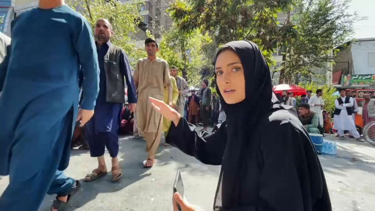 Bericht aus Kabul: Taliban schreien und schlagen mit Stöcken