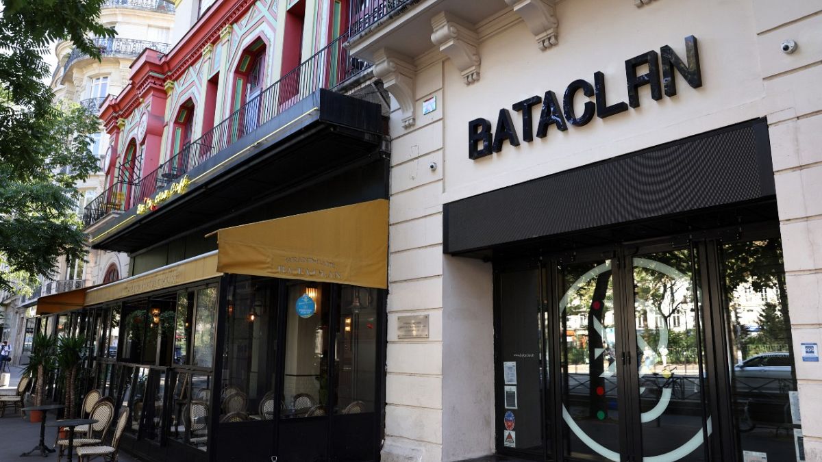 مسرح ومقهى باتاكلان في الدائرة الحادية عشرة في باريس
