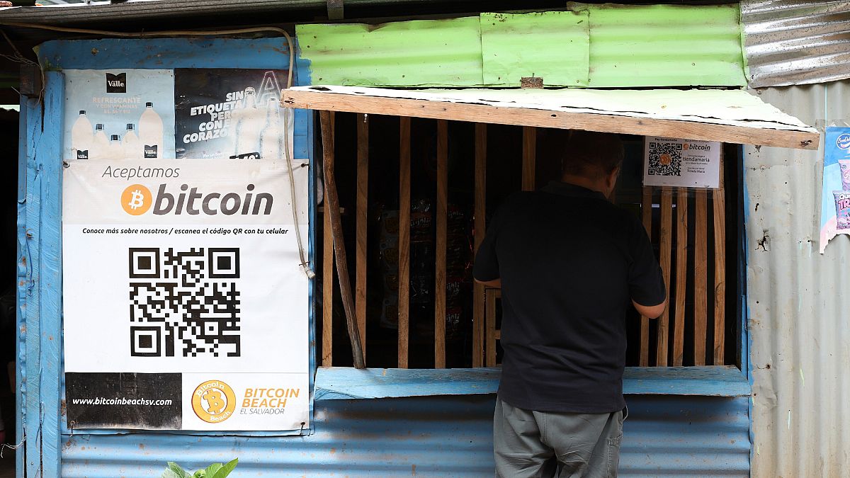 Un trabajador realiza una compra en una pequeña tienda que acepta Bitcoin, en Tamanique, El Salvador, el 9 de junio de 2021. 