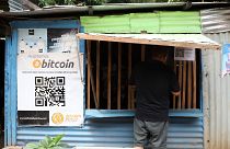 Un trabajador realiza una compra en una pequeña tienda que acepta Bitcoin, en Tamanique, El Salvador, el 9 de junio de 2021.