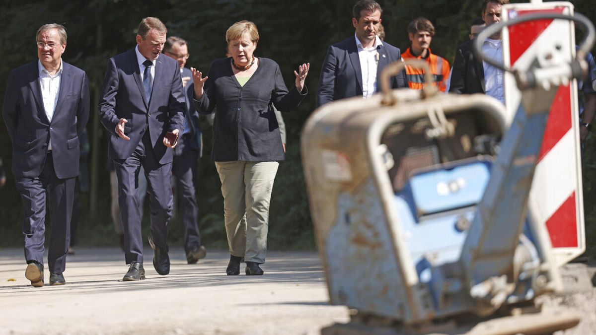 Merkel y Laschet acuden juntos a la zona de las inundaciones en Alemania