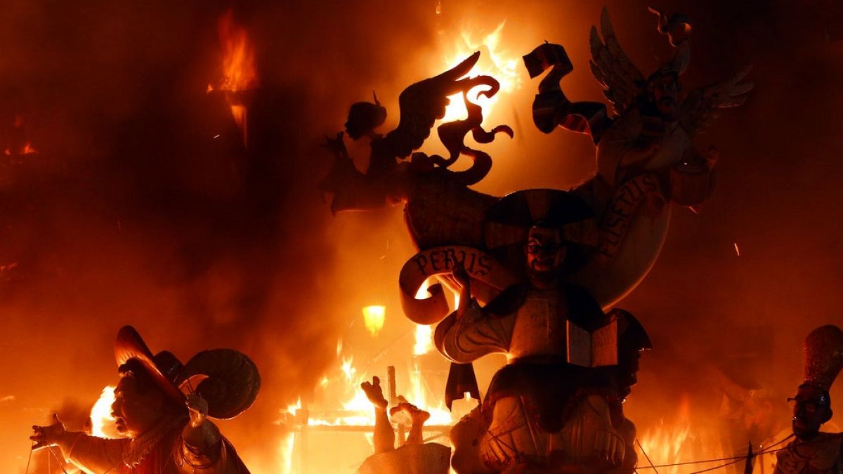 شاهد: حرقٌ منحوتات ملوّنة في الليلة الأخيرة من مهرجان فالاس بإسبانيا 