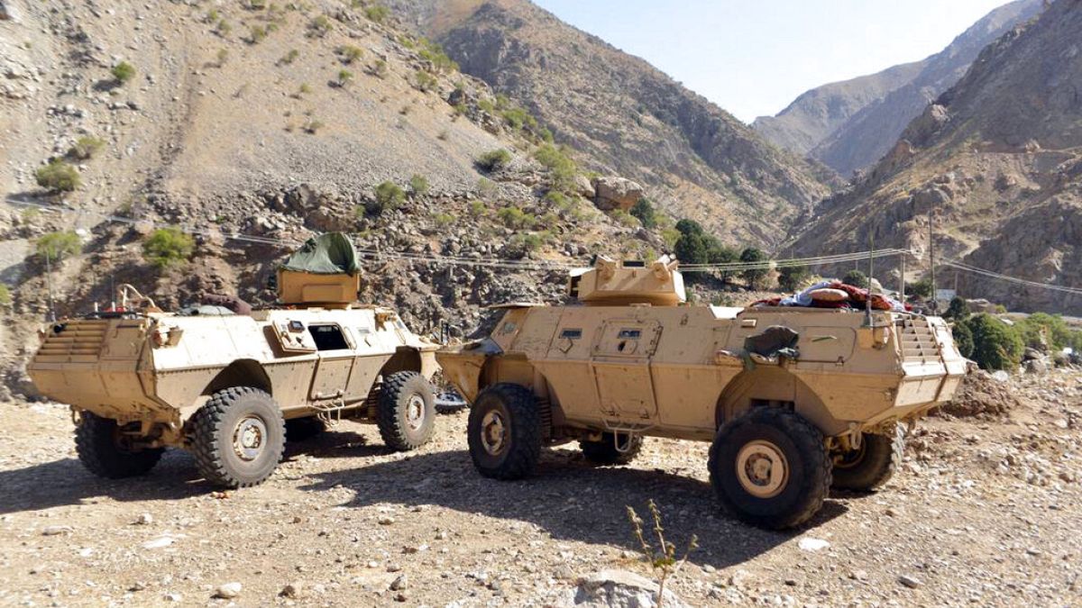 Talibãs proibem bandeira tricolor afegã e dizem controlar Panshir