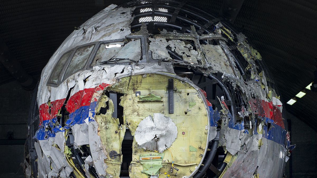 Обломки "Боинга" MH-17 на стенде для реконструкции в Нидерландах
