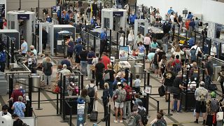 مسافرون ينتظرون في نقطة تفتيش أمنية في مطار دنفر الدولي في ولاية أتلانتا، الولايات المتحدة الأمريكية. 