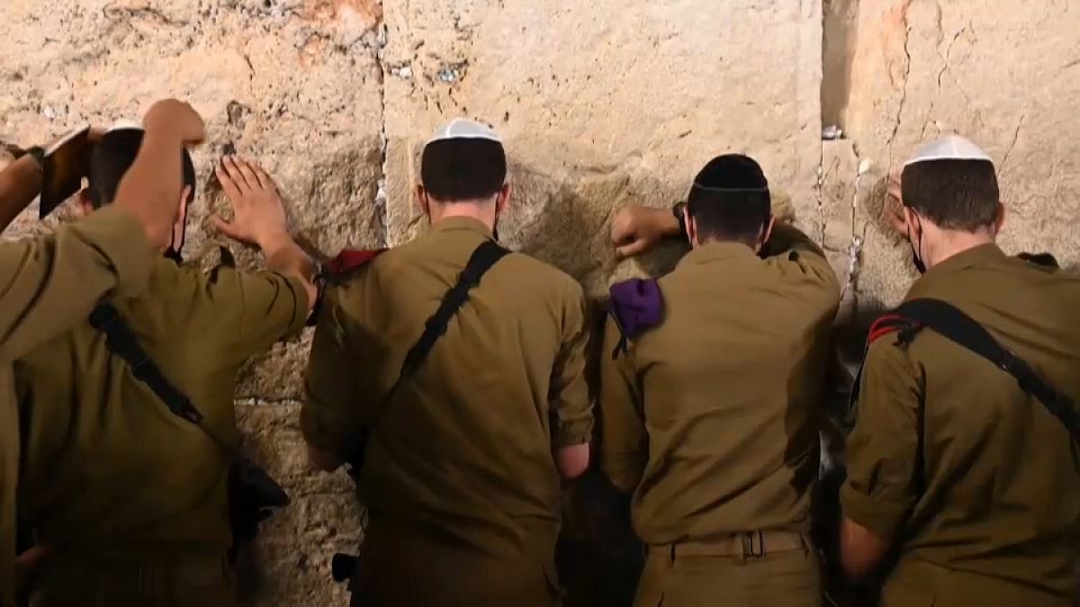 مصلون يهود يصلون عند حائط المبكى في القدس