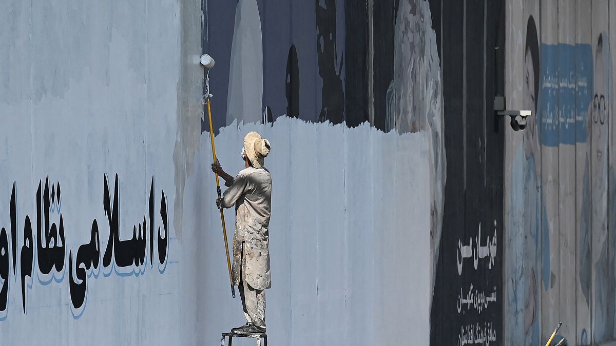 Taliban başkent Kabil'deki duvar resimlerini siliyor