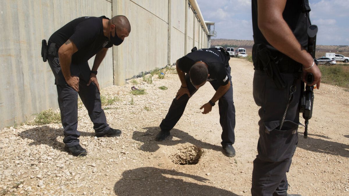 Polizei inspiziert den Ort des Geschehens nach einem Gefängnisausbruch außerhalb des Gilboa-Gefängnisses im Norden Israels, 6.9.2021