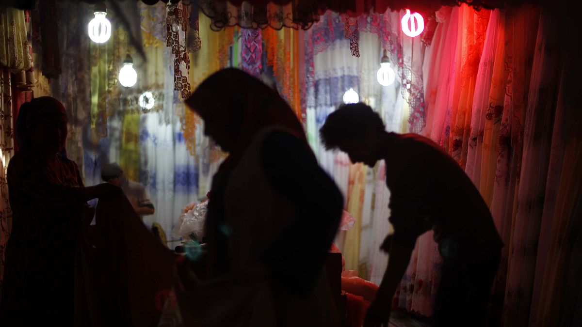 Uygur Özerk Bölgesi'nde bir tekstil dükkanı