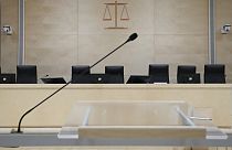 Le micro devant la Cour d'assises spéciale de Paris  (2 september 2001)