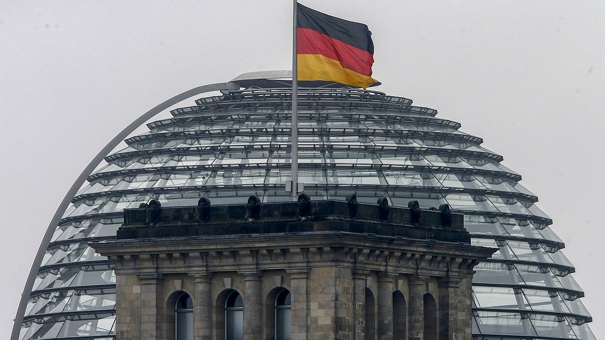 علم ألمانيا يرفرف فوق مبنى الرايخستاغ في العاصمة برلين
