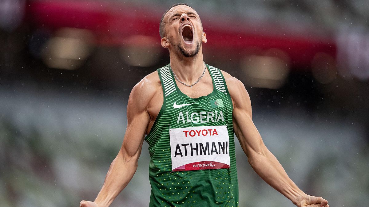 احتفال إسكندر جميل عثماني من الجزائر بعد حصوله على الميدالية الذهبية، في زمن قياسي عالمي بلغ 46.70 ثانية، خلال الألعاب البارالمبية، في 2 سبتمبر 2021، في طوكيو، اليابان 