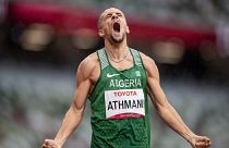 احتفال إسكندر جميل عثماني من الجزائر بعد حصوله على الميدالية الذهبية، في زمن قياسي عالمي بلغ 46.70 ثانية، خلال الألعاب البارالمبية، في 2 سبتمبر 2021، في طوكيو، اليابان