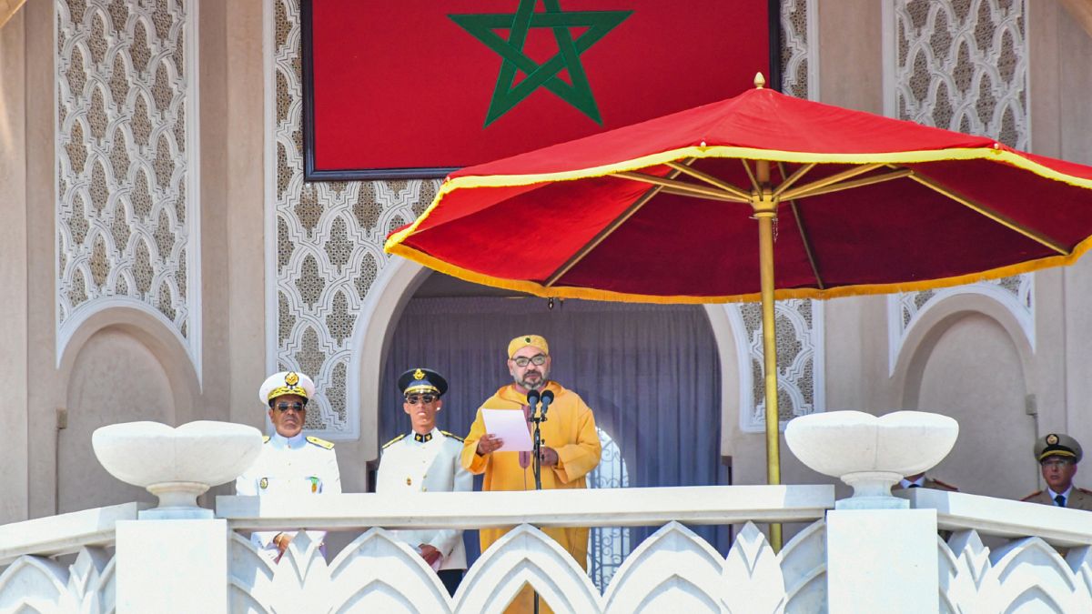 الملك المغربي محمد السادس يحيي الحشد خلال مراسم البيعة بقصر الملك بتطوان بمناسبة الذكرى العشرين لتولي محمد السادس العرش.