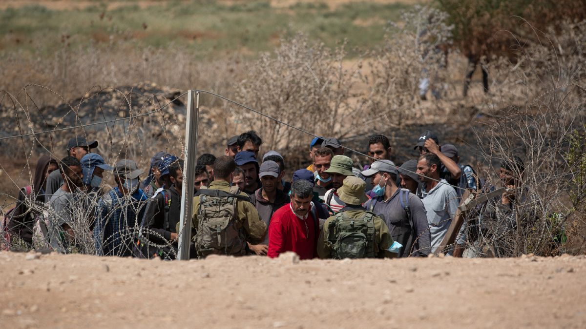 القوات الإسرائيلية تجري عمليات تفتيش في محيط سجن جلبوع في الضفة الغربية. 