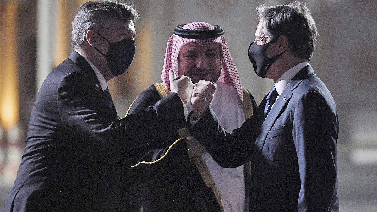وزير الخارجية الأمريكي أنطوني بلينكن رفقة السفير جون ديسروشر و إبراهيم فخرو، مدير البروتوكول بوزارة الخارجية في مطار الدوحة القديم.