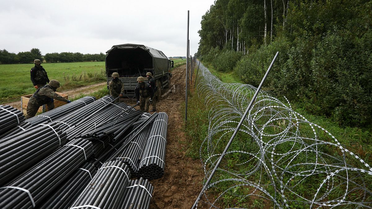 Des soldats polonais renforcent la frontière avec le Bélarus en Pologne, le 26 août 2021