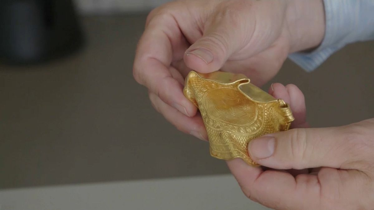 Joyas de oro de hace 1500 años descubiertas en unas ruinas danesas