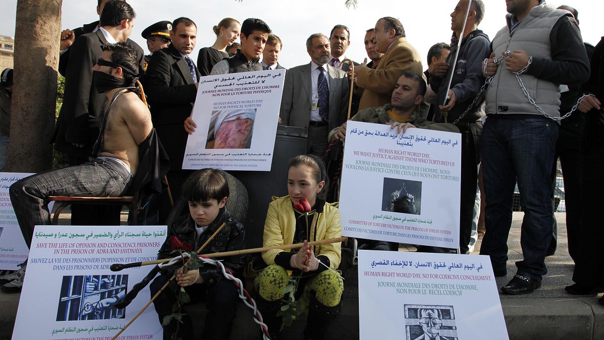 متظاهرون سوريون في بيروت للتنديد بالتعذيب والإخفاء القسري.