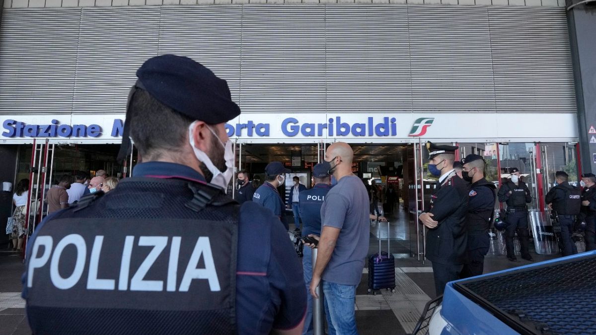 عناصر من الشرطة الإيطالية في محطة قطار بورتا غاريبالدي ميلانو، إيطاليا.