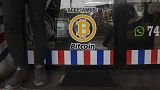 "Nous acceptons le Bitcoin" annonce un barbier à Santa Tecla, au Salvador, 4 septembre 2021