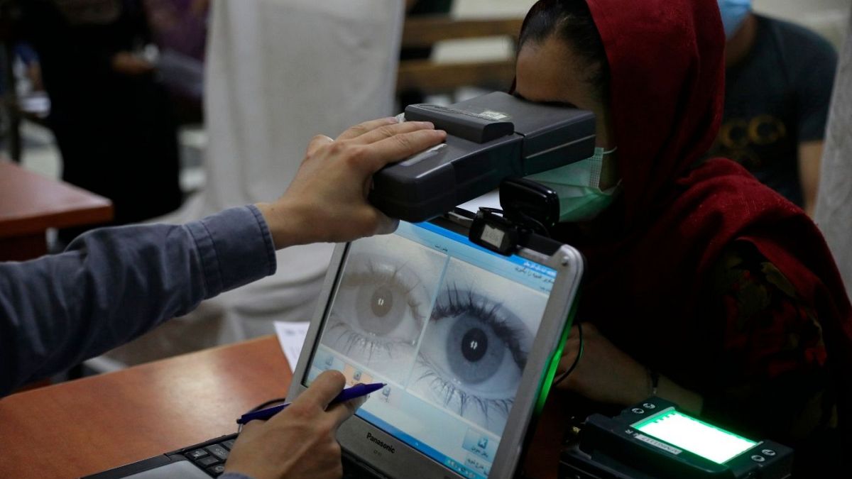 اسکن عنبیه‌ چشم یک شهروند افغان برای ثبت هویتش