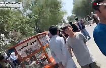 Taliban, Kabil'de göstericileri dağıtmak için havaya ateş açtı