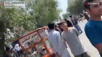 شاهد: عناصر طالبان يطلقون النار في الهواء لتفريق مظاهرة في كابول