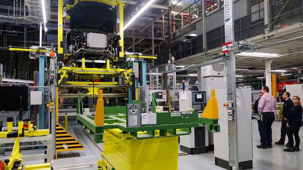  موظفون في مصنع لشركة مرسيدس-بنز الألمانية لصناعة السيارات الفاخرة في بريمن، ألمانيا.