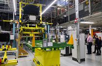  موظفون في مصنع لشركة مرسيدس-بنز الألمانية لصناعة السيارات الفاخرة في بريمن، ألمانيا.
