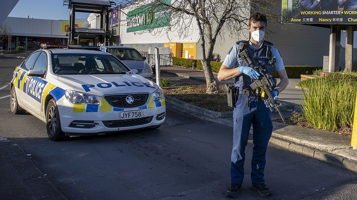 شرطي مسلح يقف أمام متجر في أوكلاند في نيوزيلندا. 2021/09/04