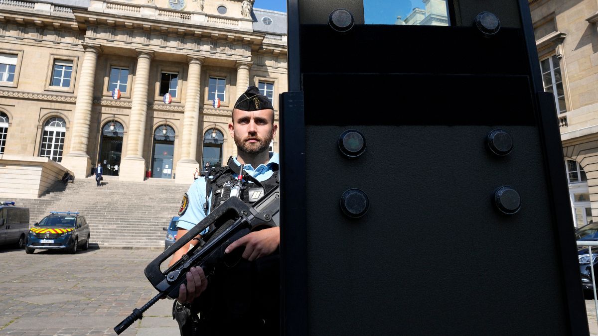 Segurança reforçada junto ao tribunal de Paris