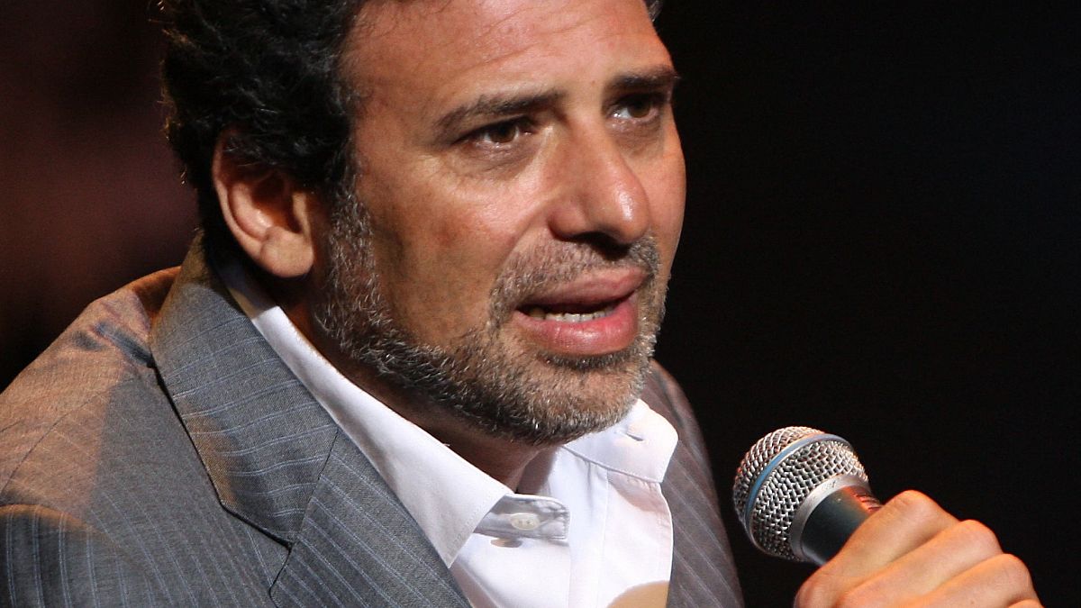 المخرج المصري خالد يوسف في حفل افتتاح مهرجان دبي السينمائي الدولي، في دبي، في 6 ديسمبر 2013