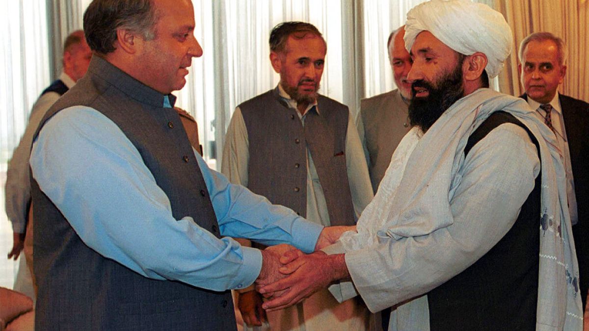 Archive du mollah Mohammad Hassan Akhund (à droite), désormais chef du nouveau gouvernement intérimaire afghan, 25 août 1999