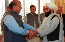 A destra Akhund, nuovo primo ministro talebano. A sinistra l'allora primo ministro pachistano Nawaz Sharif. Islamabad, 25 agosto 1999