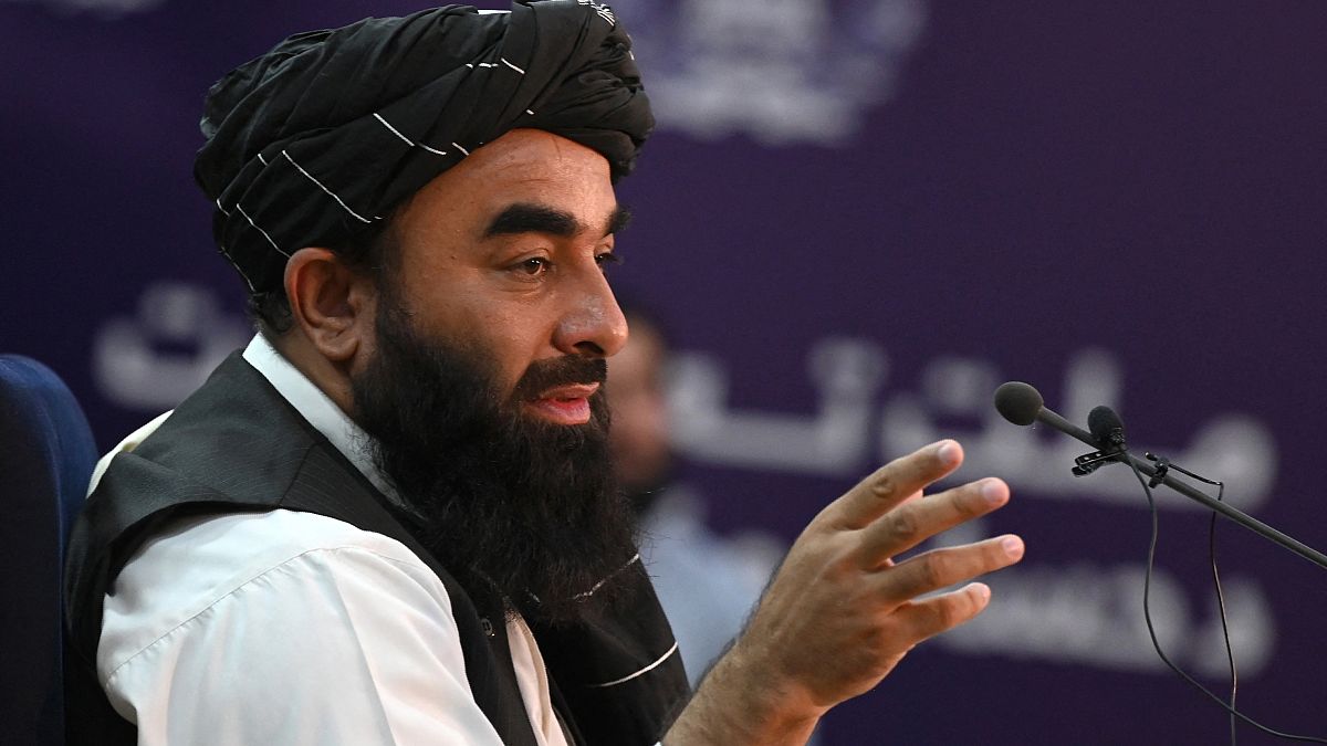 Ein Taliban-Sprecher bei der Verkündung wichtiger Posten der Interimsregierung