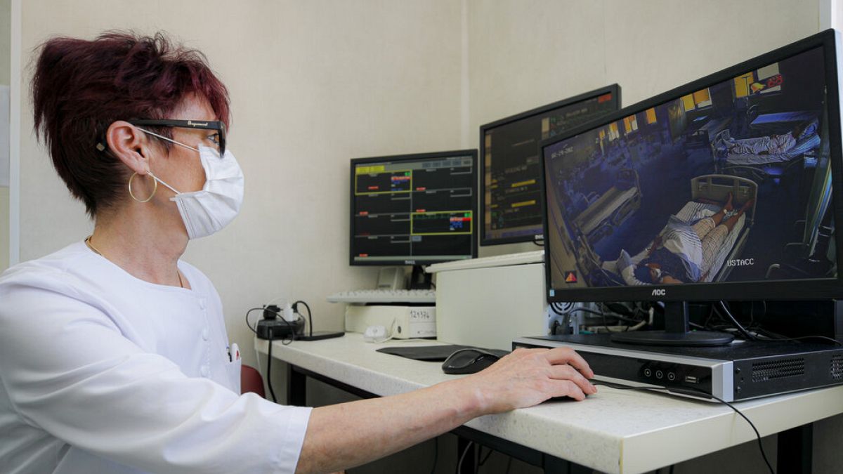 Covid-betegek monitoros megfigyelése egy román kórházban