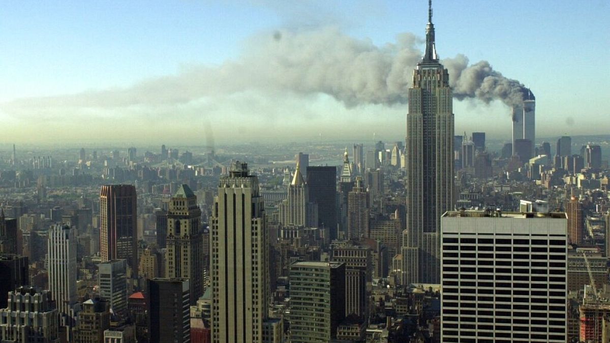 Les tours du World Trade Center en feu après des attentats qui ont changé le monde, New York le 11 septembre 2001