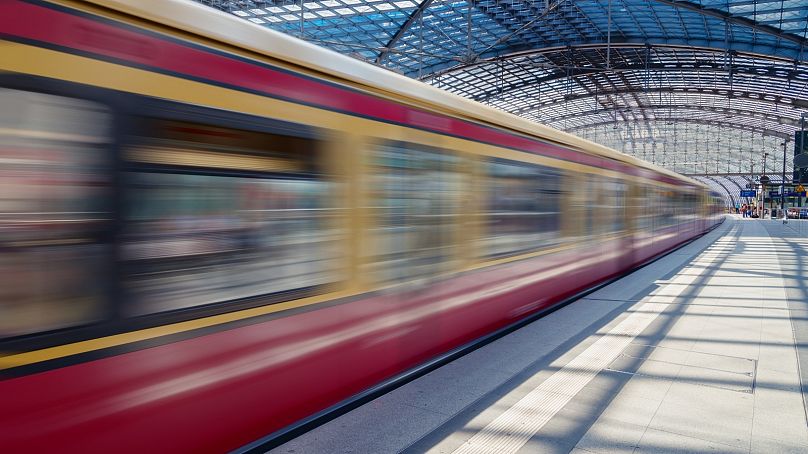 قطار المدينة السريع يغادر محطة هاوبتبانهوف في برلين